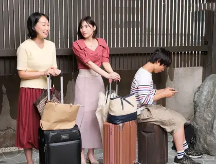 Xin lỗi vì mẹ đã làm dương vật của con cương cứng