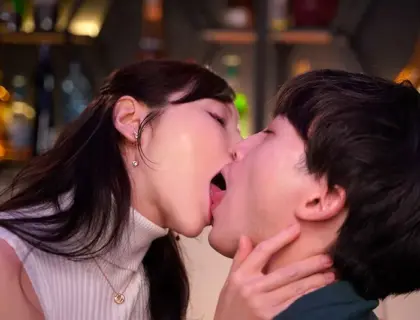 Aki Sasaki, cô gái xinh đẹp, chiều chuộng một cậu bé nhỏ tuổi mình